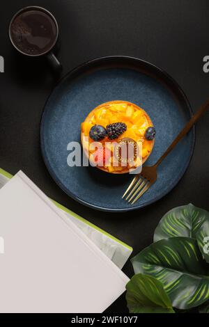 Deliziosa torta con frutti di bosco su un piatto, vista dall'alto. Delizioso dessert Foto Stock