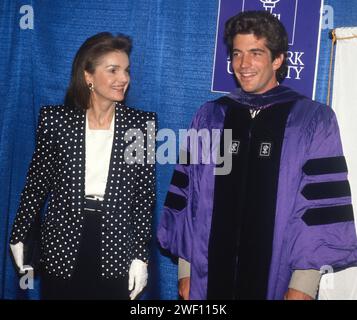 1989 Jackie Onassis John Kennedy Jr ha ricevuto una laurea in giurisprudenza presso la NYU School of Law John Barrett/PHOTOlink.net Foto Stock