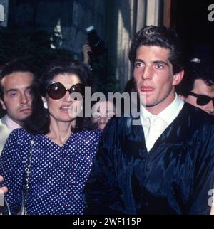 1983 Jackie Onassis John Kennedy Jr si laurea alla Brown University John Barrett/PHOTOlink.net Foto Stock