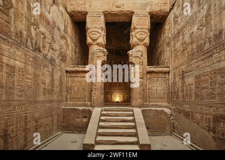 Qena, Egitto - dicembre 27 2023: Interno del tempio di Hathor nel complesso del tempio di Dendera, uno dei templi meglio conservati Foto Stock