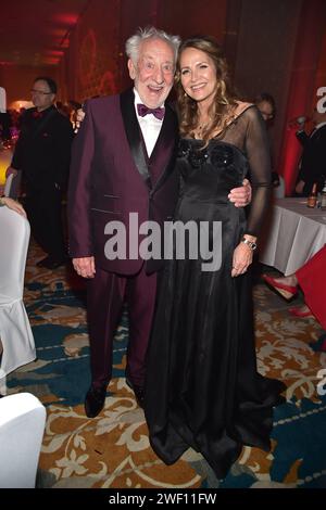 Dieter Hallervorden mit Ehefrau Christiane Zander beim Tanzen vorab der Tanzfläche Ankunft zum 26. Presseball Berlin im Hotel Titanic a Berlino, AM 27.01.2024 26. Presseball Berlin *** Dieter Hallervorden con la moglie Christiane Zander che danza di fronte alla pista da ballo arrivo al Press Ball Berlin 26 all'Hotel Titanic di Berlino, il 27 01 2024 26 Press Ball Berlin Photopress Mueller Foto Stock