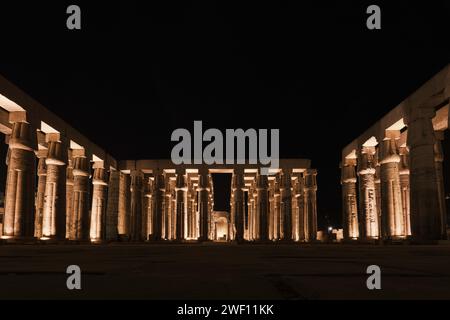 Luxor, Egitto - dicembre 26 2023: Colonnato del tempio di Luxor illuminato di notte Foto Stock