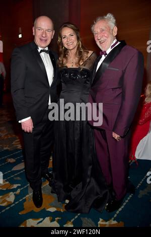 Kai Wegner, Christiane Zander, Dieter Hallervorden beim 26. Presseball Berlin im Hotel Titanic a Berlino, AM 27.01.2024 26. Presseball Berlin *** Kai Wegner, Christiane Zander, Dieter Hallervorden al Press Ball Berlin 26 all'Hotel Titanic di Berlino, su 27 01 2024 26 Press Ball Berlin Photopress Mueller Foto Stock