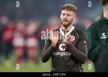 27.01.2024, Fussball, Saison 2023/2024, 2. Bundesliga, 19 anni. Spieltag, fortuna Düsseldorf - FC St Pauli, Carlo Boukhalfa (FC St Pauli) freut sich, foto: Dennis Ewert/RHR-FOTO Foto Stock