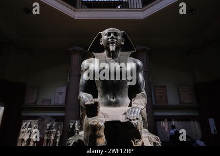 Cairo, Egitto - 2 gennaio 2024: Statua del faraone khafre in trono nel museo egizio del cairo, simbolo iconico dell'antica arte egiziana Foto Stock
