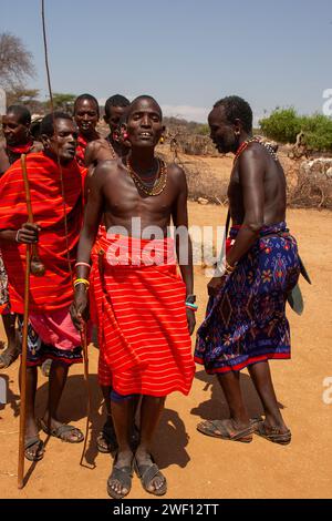 Popolo Samburu, guerrieri della tribù Samburu in una danza tradizionale Foto Stock