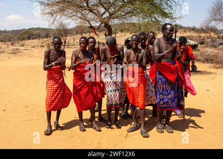 Popolo Samburu, guerrieri della tribù Samburu in una danza tradizionale Foto Stock