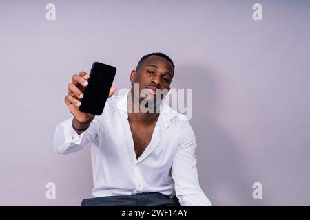 Uomo d'affari millenario afro-americano isolato su sfondo studio, abito formale di successo maschile Foto Stock