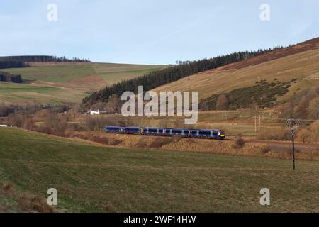 ScotRail classe 170 TurboStar + classe 158 treni velocisti che si avvicinano a Stow sulla linea ferroviaria Scottish Borders, Scozia, Regno Unito Foto Stock