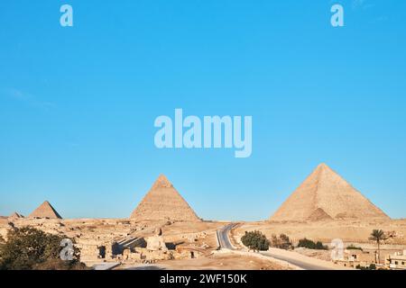 Giza, Egitto - 24 dicembre 2023: Le piramidi di Giza e la Sfinge Foto Stock