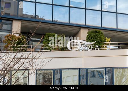 Firma e logo nella sede di Orpea, un gruppo francese che gestisce una catena di stabilimenti per anziani dipendenti e case di riposo Foto Stock