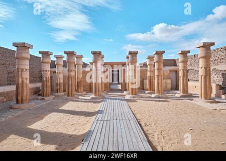 Saqqara, Egitto - 2 gennaio 2024: Colonne nella Tomba di Horemheb situate nella Necropoli di Saqqara Foto Stock