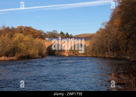 ScotRail classe 158 treno 158702 che attraversa il viadotto di Redbridge, Tweedbank (fiume Tweed) sulla ferrovia Borders, Scozia, Regno Unito Foto Stock