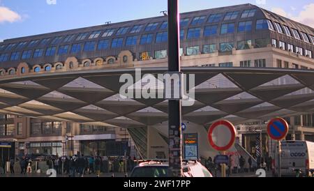 Bruxelles, Belgio. 26 gennaio 2024. Vicino alla stazione della metropolitana Roger. Nelle vicinanze si trova la caffetteria Starbucks, il centro commerciale City 2 Shopping Mall, splendida architettura belga Foto Stock