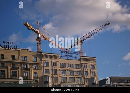 Bruxelles, Belgio. 26 gennaio 2024. Hotel in Belgio. Vicino alla stazione della metropolitana Roger. La facciata dell'hotel Indigo e la facciata Double Tree sono nelle vicinanze. Foto Stock