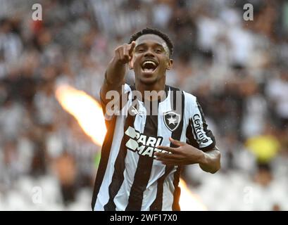 Rio de Janeiro, Brasile.27 gennaio 2024 Campionato brasiliano di calcio, partita tra le squadre Botafogo e Sampaio Correa allo stadio Nilton Santos, il giocatore di Botafogo Jeffinho celebra il suo gol durante la partita Andre Ricardo/Alamy Live News Foto Stock