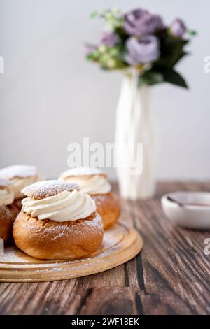 Il Semla o vastlakukkel è un tradizionale rotolo dolce con panna montata prodotto nei paesi scandinavi e baltici Foto Stock