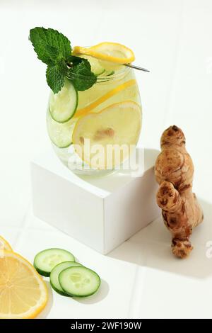 Sashi Healthy Slimming Water. Acqua fresca fredda con limone, cetriolo, zenzero, foglia di menta e ghiaccio in un bicchiere Foto Stock