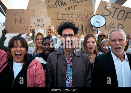 Multirazziale etnie diverse persone che protestano contro la guerra e la violenza nel mondo. Gruppo di attivisti Foto Stock