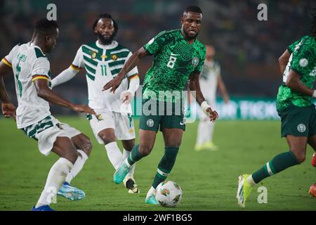 Abidjan, Costa d'Avorio. 27 gennaio 2024. Round di 16. La penetrazione di Ogochukwu Franck Onyeka nella scatola del Camerun. Foto Stock