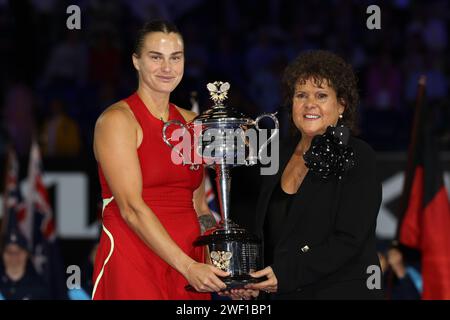 Melbourne, Victoria, Australia. 27 gennaio 2024. La leggenda del tennis australiana EVONNE GOOLAGONG CAWLEY, 72 anni, ha vinto questo torneo 50 anni fa, presenta la seconda testa di serie ARYNA SABALENKA, 25 anni, della Bielorussia la Akhurst Memorial Cup dopo aver vinto nuovamente l'Australian Open sulla dodicesima testa di serie Q. Zheng, 21, della Cina 6:3, 6:2 al campo centrale della Rod Laver Arena nella finale femminile del singolo il giorno 14 del Grand Slam 2024 Australian Open, sabato. Credito: csm/Alamy Live News Foto Stock