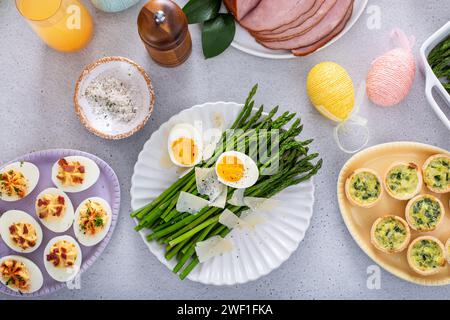 Asparagi cotti serviti con parmigiano rasato e uova bollite per il brunch di Pasqua Foto Stock