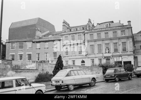 Il Theatre Royal, visto da Saw Close, Bath, Avon intorno al 1981 Foto Stock