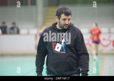 Gijon, Asturie, Spagna. 27 gennaio 2024. GijÃ³n, Spagna, 27 gennaio 2024: Allenatore di Conserbas Orbe Rubensa BM. PorriÃ±o, Ismael MartÃ-nez durante la 15a giornata della Iberdrola Guerreras League 2023-24 tra Motive.co GijÃ³n Balonmano la Calzada e Conserbas Orbe Rubensa BM. PorriÃ±o, il 27 gennaio 2024, all'Arena Pavilion, a GijÃ³n, in Spagna. (Immagine di credito: © Alberto Brevers/Pacific Press via ZUMA Press Wire) SOLO USO EDITORIALE! Non per USO commerciale! Foto Stock