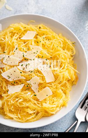 Spaghetti di zucca arrostiti e tagliati a pezzi serviti con olio d'oliva e parmigiano, idea di ricetta a basso contenuto di carboidrati Foto Stock