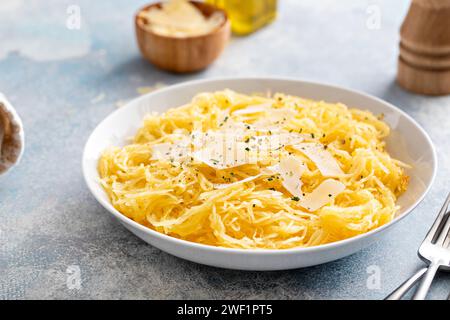 Spaghetti di zucca arrostiti e tagliati a pezzi serviti con olio d'oliva e parmigiano, idea di ricetta a basso contenuto di carboidrati Foto Stock