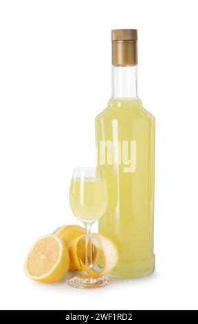 Gustoso liquore al limoncello e limoni isolati su bianco Foto Stock