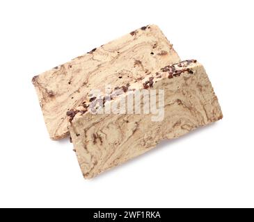 Pezzi di gustosa halva al cioccolato isolati su bianco, vista dall'alto Foto Stock