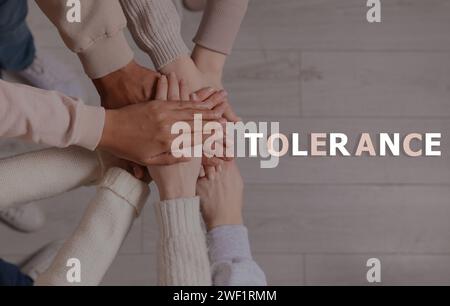 Concetto di tolleranza, sostegno e cooperazione. Gruppo di persone multirazziali che uniscono le mani, vista dall'alto Foto Stock