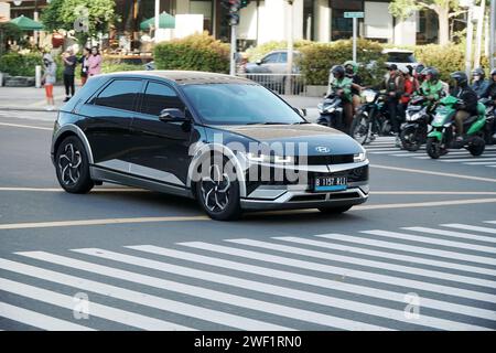 Auto elettrica, hyundai Ioniq 5 nella zona commerciale degli affari di Giacarta, Indonesia. IONIQ 5 con piattaforma modulare Electric-Global (e-GMP). Foto Stock