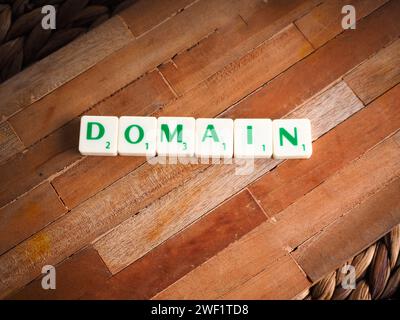 Lettere di scrittura con testo dominio, su sfondo in legno Foto Stock
