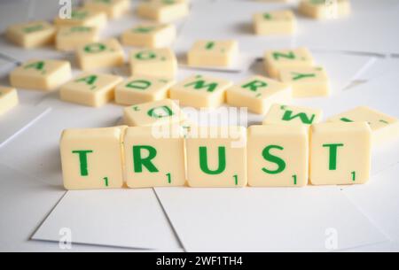 Scrabble lettere che scrivono parole Trust Foto Stock