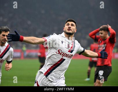 Milano, Italia. 27 gennaio 2024. Riccardo Orsolini di Bologna celebra il suo gol durante una partita di serie A tra AC Milan e Bologna a Milano, 27 gennaio 2024. Credito: Alberto Lingria/Xinhua/Alamy Live News Foto Stock