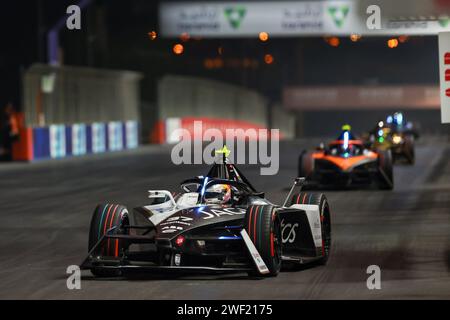 Riyadh, Arabia Saudita. 27 gennaio 2024. Il pilota della Jaguar TCS Racing Nick Cassidy (davanti) della nuova Zelanda gareggia durante il FIA Formula e World Championship Diriyah e-Prix, a Riyad, in Arabia Saudita, il 27 gennaio 2024. Crediti: Qian Jun/Xinhua/Alamy Live News Foto Stock