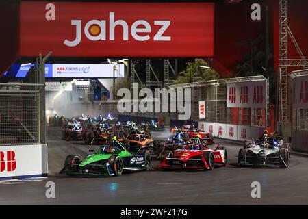 Riyadh, Arabia Saudita. 27 gennaio 2024. I piloti partono durante il FIA Formula e World Championship Diriyah e-Prix, a Riyad, Arabia Saudita, 27 gennaio 2024. Crediti: Qian Jun/Xinhua/Alamy Live News Foto Stock