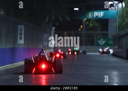 Riyadh, Arabia Saudita. 27 gennaio 2024. I piloti gareggiano durante il FIA Formula e World Championship Diriyah e-Prix, a Riyadh, Arabia Saudita, 27 gennaio 2024. Crediti: Qian Jun/Xinhua/Alamy Live News Foto Stock