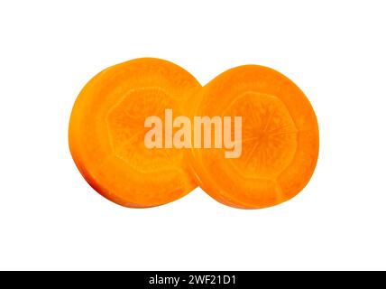 La vista dall'alto delle bellissime fette di carota arancioni nella pila è isolata su sfondo bianco con un tracciato di ritaglio. Foto Stock