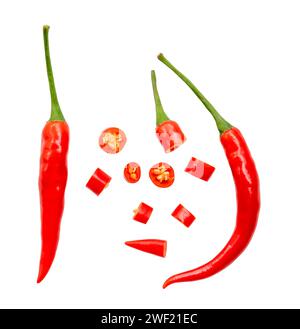 Vista dall'alto Set di peperoncino rosso con fette o pezzi isolato su sfondo bianco con percorso di ritaglio. Foto Stock