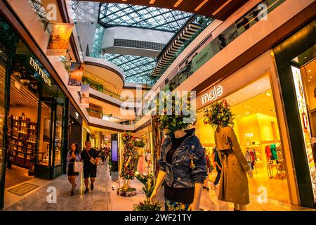 Il Raffles City e' un grande complesso situato nel quartiere Civico all'interno del centro citta'-stato di Singapore. Foto Stock