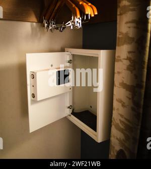 Classica e iconica cassaforte in camera in stile americano. Foto di alta qualità Foto Stock