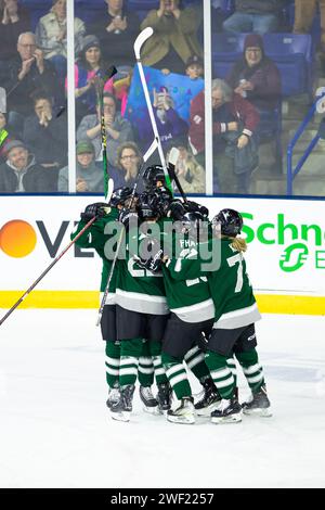 Tsongas Center. 27 gennaio 2024. Massachusetts, USA; i giocatori di Boston celebrano un gol durante una partita della stagione regolare della PWHL tra Boston e Minnesota al Tsongas Center. (c) Burt Granofsky/CSM/Alamy Live News Foto Stock