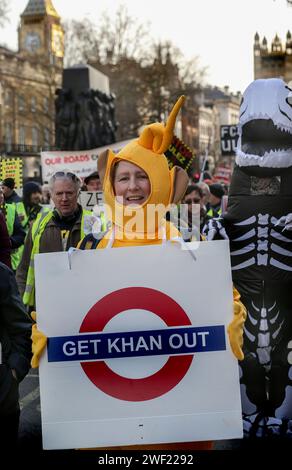 Londra, Regno Unito. 27 gennaio 2024. Un manifestante che indossa un costume Teletubbies tiene un cartello con la scritta "Get Khan Out" mentre marciano lungo Whitehall durante la manifestazione. I manifestanti si riuniscono per il loro primo anniversario di protesta contro la Ultra Low Emissions zone (ULEZ). I manifestanti sostengono che l'espansione della zona lo scorso anno sta uccidendo le imprese e colpendo i lavoratori autonomi. Credito: SOPA Images Limited/Alamy Live News Foto Stock