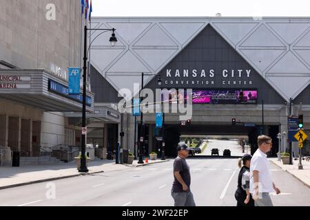 Kansas City, Missouri, Stati Uniti - 15 giugno 2023: Passa il traffico di fronte al Kansas City Convention Center. Foto Stock