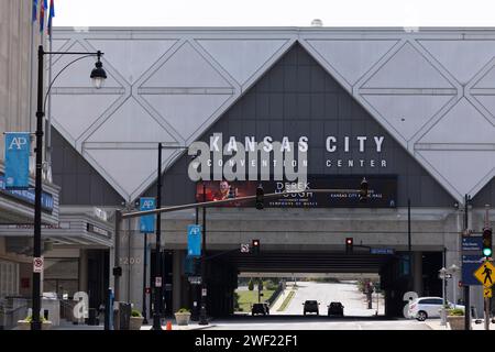 Kansas City, Missouri, Stati Uniti - 15 giugno 2023: Passa il traffico di fronte al Kansas City Convention Center. Foto Stock