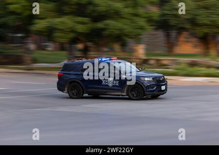 Kansas City, Missouri, USA - 15 giugno 2023: Un incrociatore del dipartimento di polizia di Kansas City corre sul luogo di un'emergenza. Foto Stock