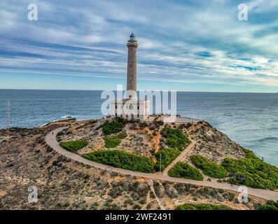 Veduta aerea del faro Cabo de Palos, faro spagnolo nella provincia di Murcia, illuminato per la prima volta nel gennaio 1865, presenta un grande piedistallo. Vicino a la Manga Report Foto Stock